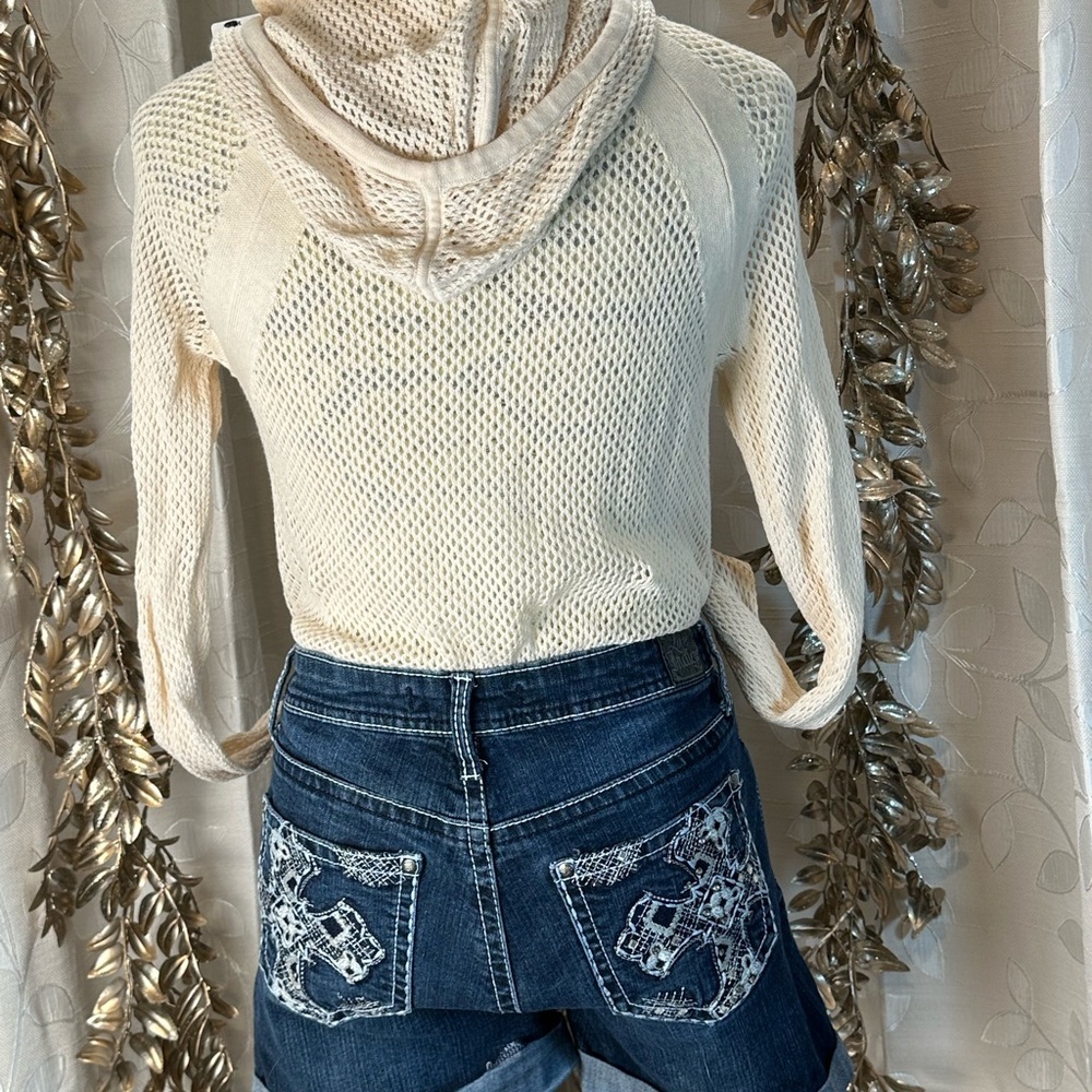 Women's‎ Denim Shorts with Embroidered Pockets - Picture 7 of 11